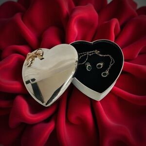 Vintage heart Shaped Silver Jewelry Box: Valentine Gift